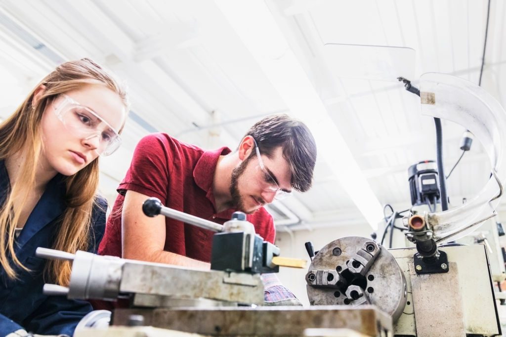 Etudiants et projets ingenierie en partenariat avec entreprise